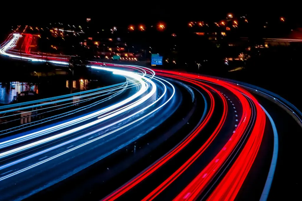 Röda och blå ljus över en bilväg